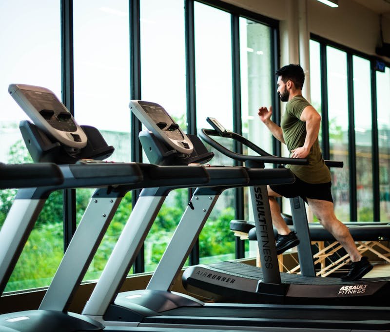 You are currently viewing 2026有氧心率區間怎麼算？走路比跑步更燃脂的數據秘密